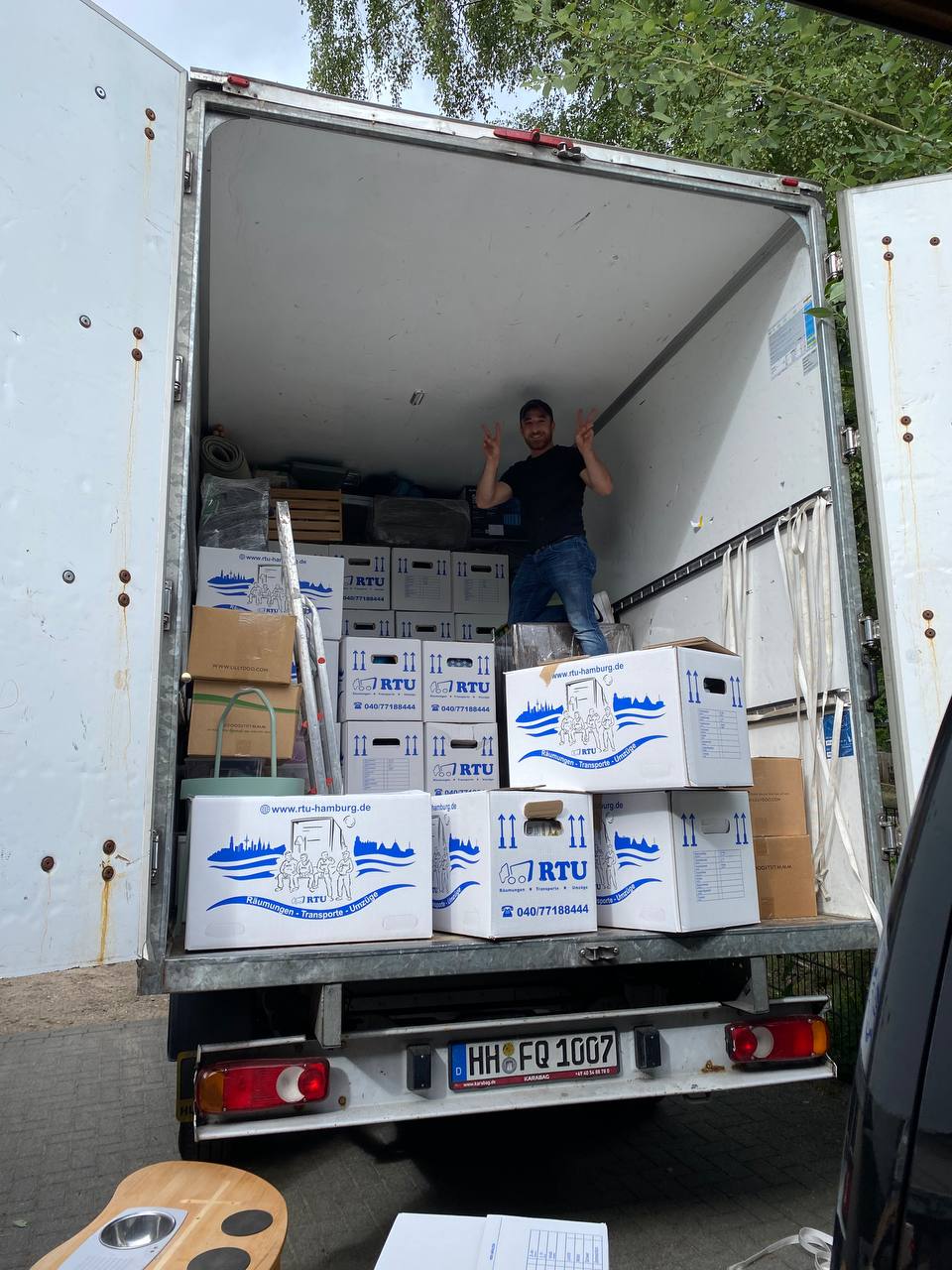 Beladener Transporter mit gestapelten Umzugskartons in Hamburg